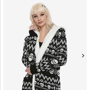 ‼️IN SEARCH OF HOT TOPIC ‼️